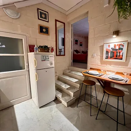 Ensuite With Private Kitchen In A Typical Maltese Townhouse סליאמה