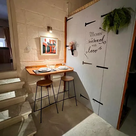 Homestay Ensuite With Private Kitchen In A Typical Maltese Townhouse *