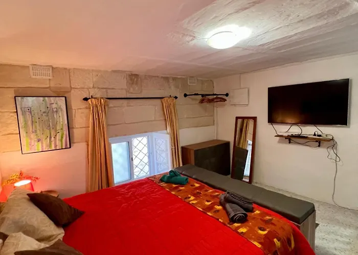 Gazde/Camere de închiriat Ensuite With Private Kitchen In A Typical Maltese Townhouse Sliema