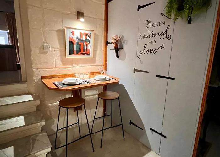 Homestay Ensuite With Private Kitchen In A Typical Maltese Townhouse *