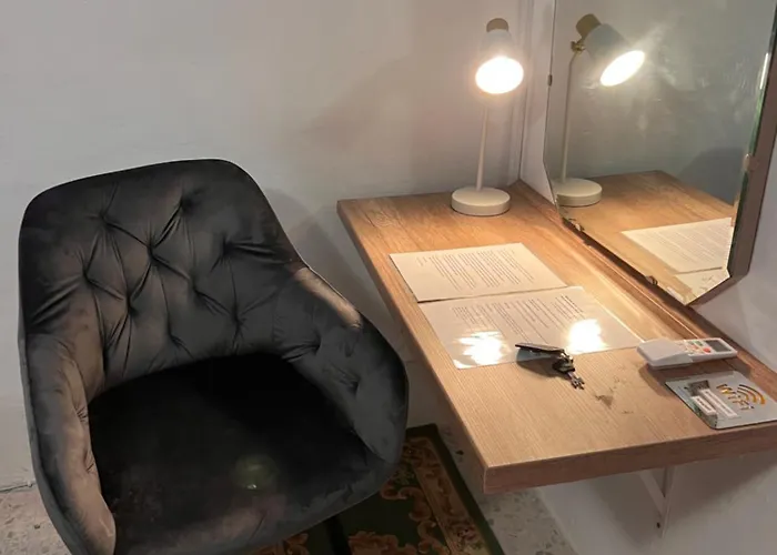 Ensuite With Private Kitchen In A Typical Maltese Townhouse ホームステイ